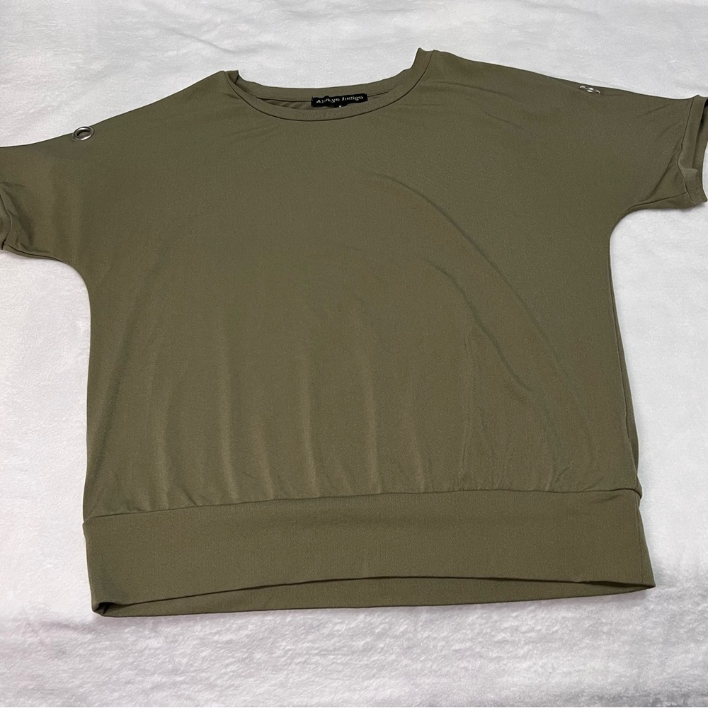 Women’s Size Small ~ Short Sleeve Blouse **Perfect for All Seasons** - Picture 3 of 7